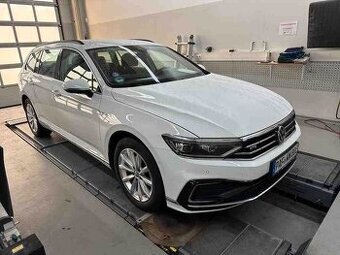 Volkswagen Passat GTE TSI 160kw PHEV/matrix/kamera/masáž