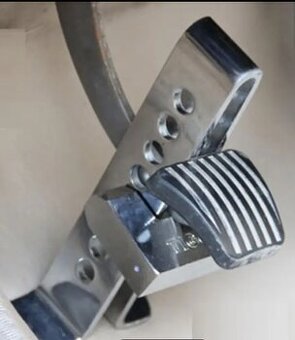 Mechanické zabezpečení auta zámek pedálu spojky nebo brzdy