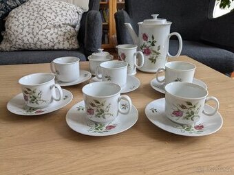 Čajový porcelánový servis s růžemi