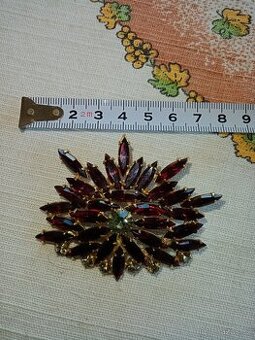 Stará brož, bižuterie