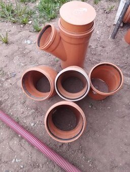 Kanalizační kolena a materiál