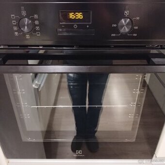 Nová vestavná horkovzdušná trouba Electrolux