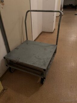 Dílenský manipulační vozík