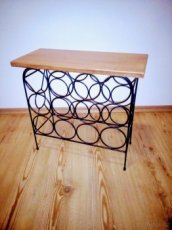 Kovový stojan na víno s dřevěnou deskou