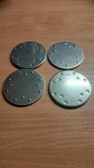 Čtyři kruhové kovové disky