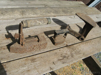 staré nahřívací žehličky + ševcovská trojnožka