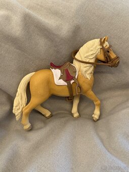 Schleich kůň s postrojem, jezdcem