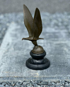 Bronzová socha orla na zeměkouli - art deco figurka - maskot
