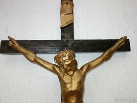 Kříž s Kristusem, dřevěný na chalupu