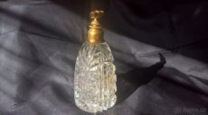 Starožitný flakón z broušeného skla