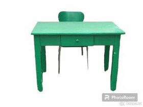 Dětský dřevěný psací stůl s židlí