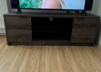 Skříňka pod TV a police nad TV
