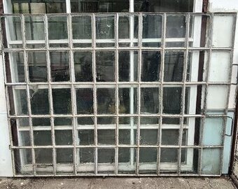 Industriální okno staré.