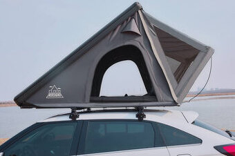 Střešní stan na auto pro dvě osoby.