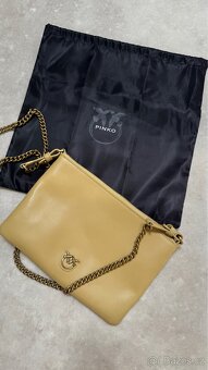 Kožená Crossbody kabelka Pinko