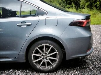 Toyota Corolla 1.8 hybrid, první majitel, rok výroby 2021