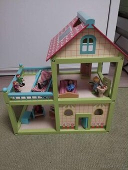 dřevěný domeček pro panenky
