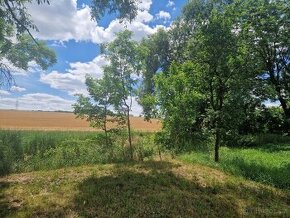 STAVEBNÍ POZEMEK 1000m2/STAVEBNÍ POVOLENÍ/PROJEKT RD