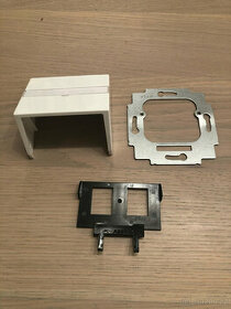 ABB Future Linear bílá: kryt datové zásuvky + příslušenství