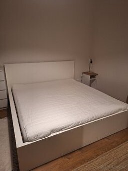 Postel 180x200 IKEA s matrací a chráničem