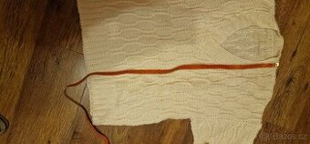 Ručně pleteny svetr