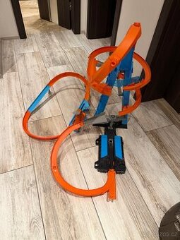 Hot Wheels Nebeská věž Kraksy GWT39 a Hot Wheels GJM75