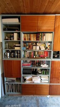 Vintage obývací stěna z dob socialismu,