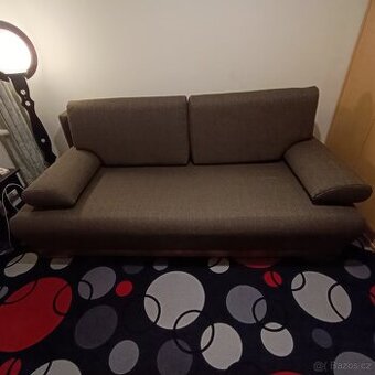 Hnědý rozkládací gauč