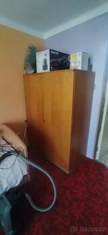 2 kus skříně na šaty a 2 kus sekretář