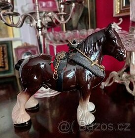 Porcelánová soška koně

