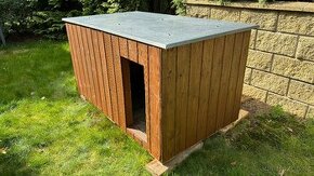 Zateplená psí bouda s odklápěcí střechou