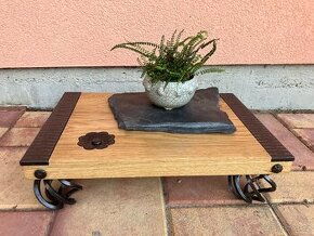 Výstavní stolek, suiseki, bonsai, umělecké předměty