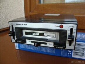 Vintage audio přehrávač Sanyo do auta
