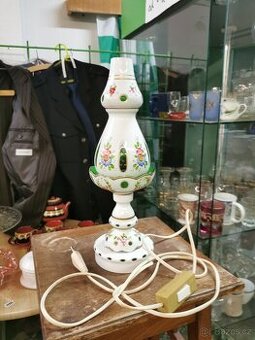 Starožitná skleněná lampa. Stínidlo.