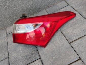 Hyundai i30 kombi 2013 - zadní světlo
