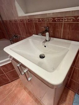 Koupelnová skřínka s umyvadlem a zrcadlem vč. baterie