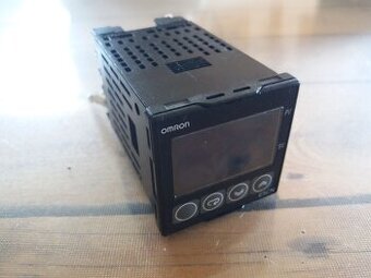 Teplotní regulátor OMRON E5CN-R2TD