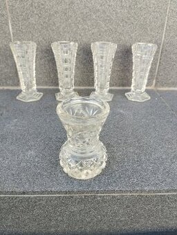 Malé skleněné vázičky