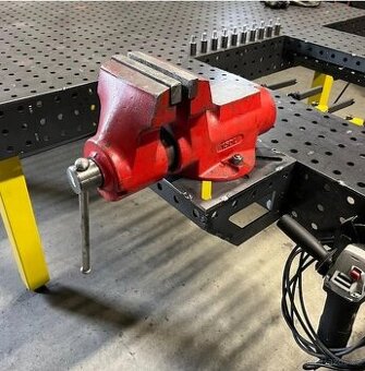 Úhelník podpora pro svařovací stůl