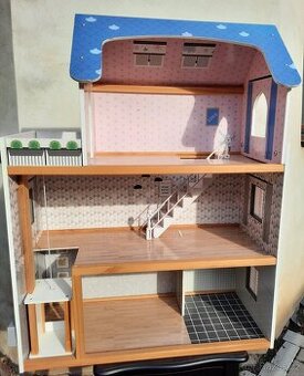 Domeček pro panenky, nábytek a postavičky