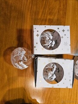 Nové skleněné vánoční ozdoby