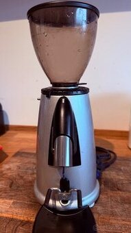 Mlýnek na kávu Macap M2D