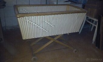 Starožitný dětský proutěný košík - postýlka