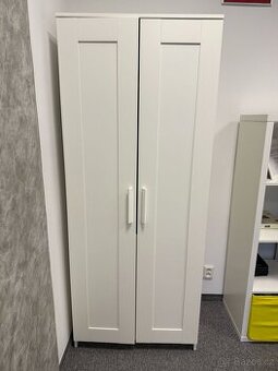 Bílá dvoudveřová skříň