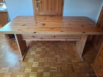 Dřevěný stůl