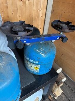 Vařič a butan láhve