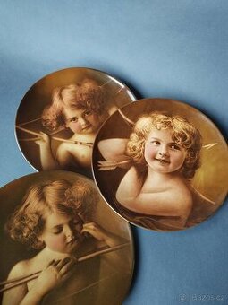 Mimořádná série 3 dekorativních porcelánových talířů – Amor