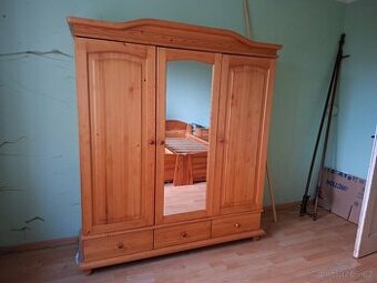 Daruji šatní skříň