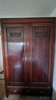 Starožitná skříň po renovaci