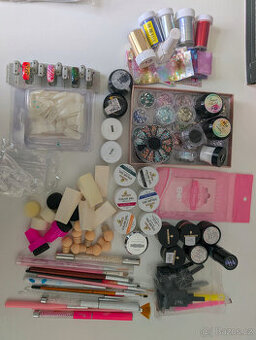 Manikúra: materiály na zdobení nehtů.